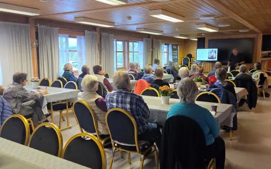 Eldre som er på seniornett møte på seniorsenteret.