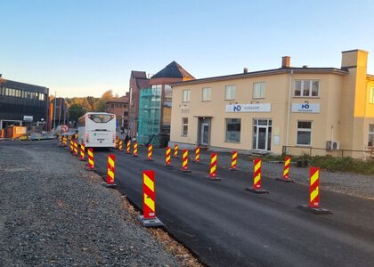 Bilde som viser en buss som kjører i Kongsvinger. Det pågår vegarbeid i forbindelse med utbedring av stirgata i Kongsvinger.