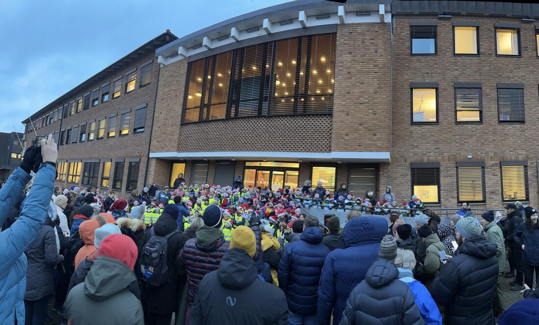 Barnehagebarn står på trappa til Rådhuset og synger julesanger.