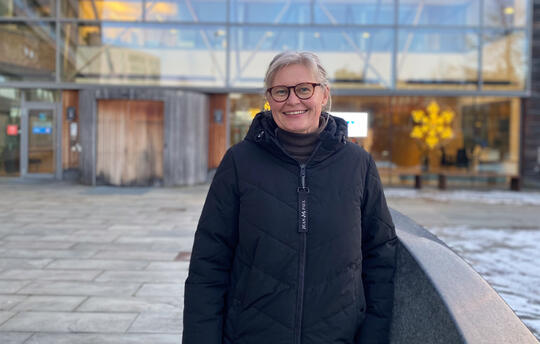 Ordfører Vigdis Stensby i Hamar gratulerer Storhamar videregående skole med skolepris for likeverd og inkludering.