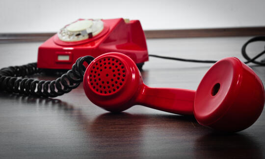 Bilde av en rød telefon.