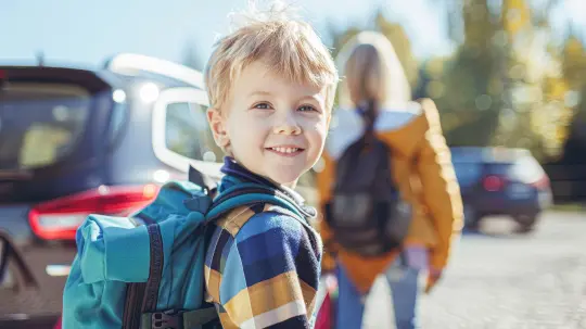 En gutt med ryggsekk på vei til skolen.