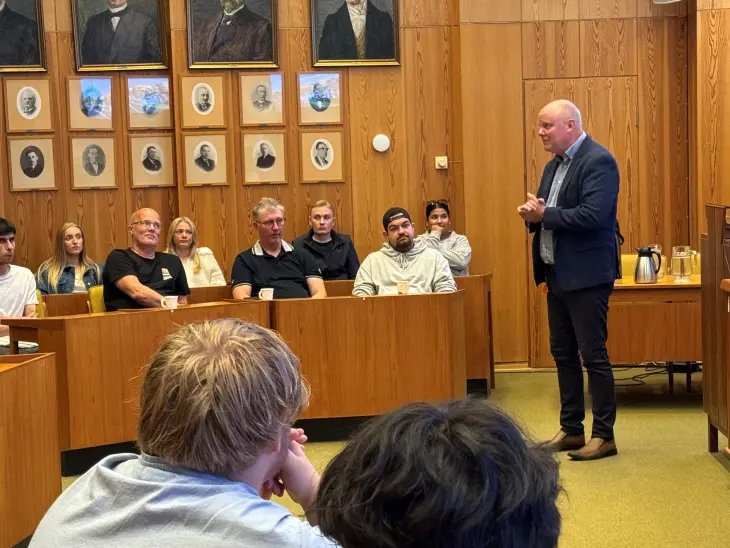 Bilde av Lars Andreas Uglem som informerer våre nye lærlinger om Kongsvinger kommune. Bilde av Lars Andreas Uglem som informerer våre nye lærlinger om Kongsvinger kommune.